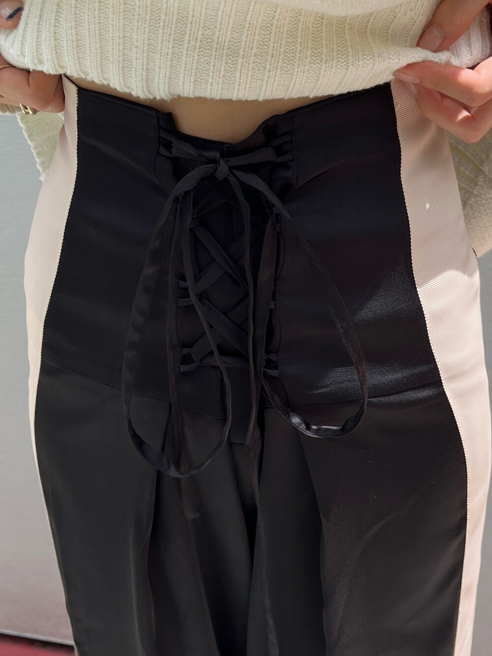 ブラック系のその他パンツ、ブラック系のブーツ、ブラック系のショルダーバッグを着用したレディースの夏コーディネートの7枚目の写真