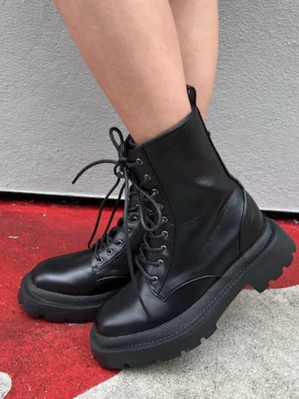 ブラック系のブーツ、ブルー系のデニムパンツ、その他のショルダーバッグを着用したレディースの春コーディネートの7枚目の写真