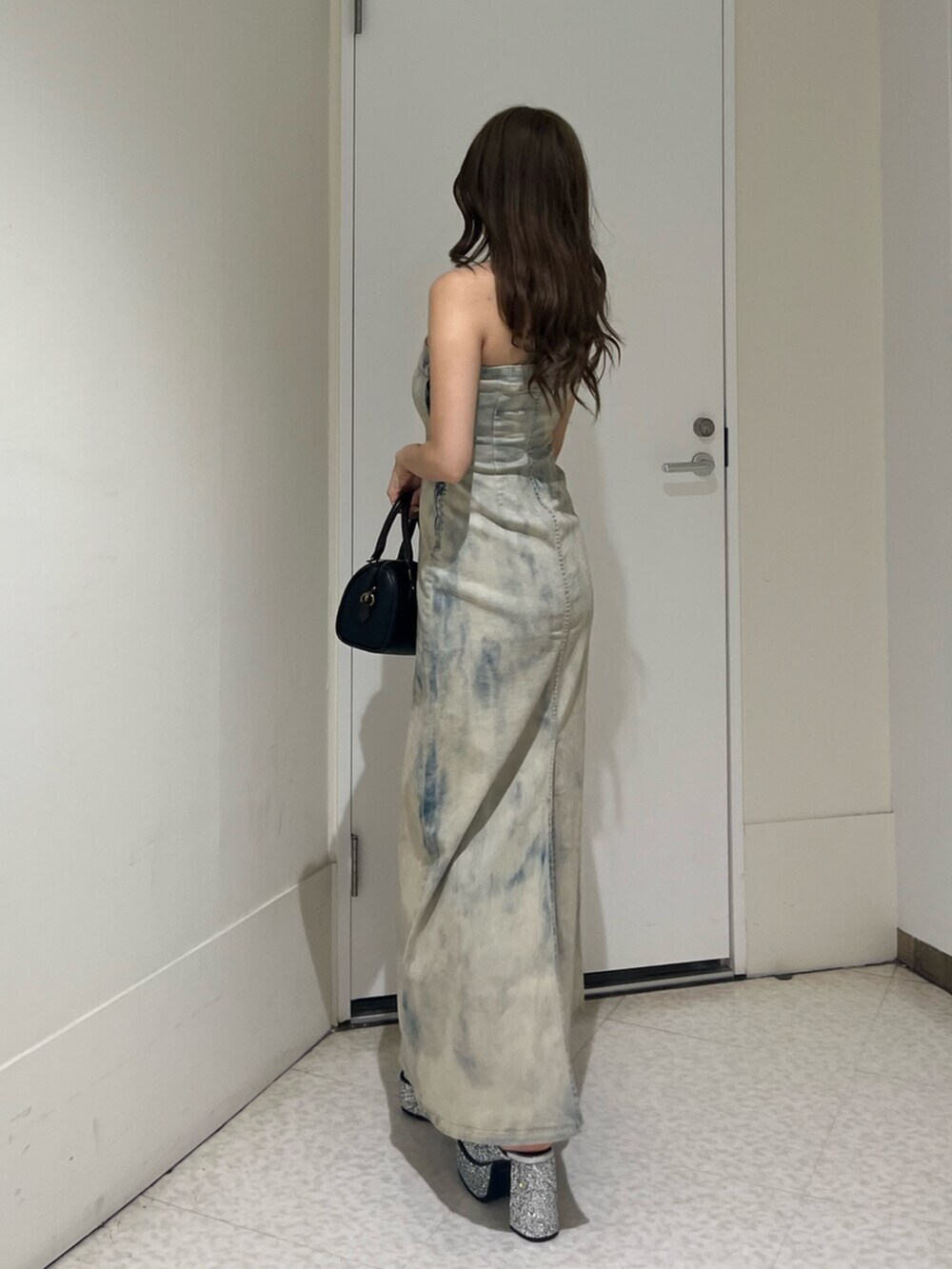 その他のショルダーバッグ、シルバー系のサンダル、その他のワンピースを着用したレディースの夏コーディネートの3枚目の写真