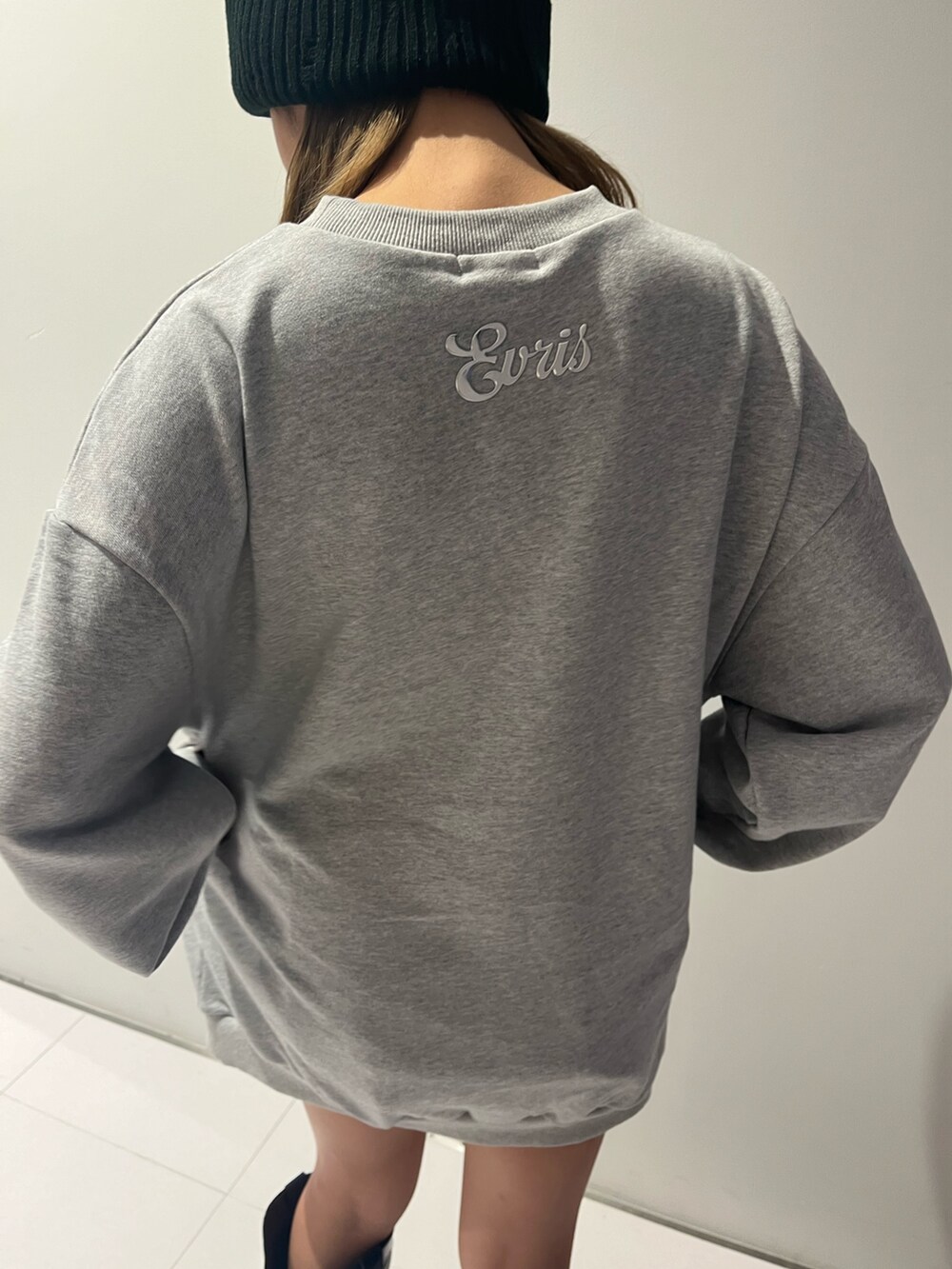 ブラック系のハンドバッグ、グレー系のTシャツ/カットソー、ブラウン系のブーツを着用したレディースの秋コーディネートの5枚目の写真