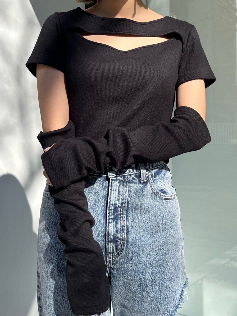 ブルー系のデニムパンツ、ブラック系のTシャツ/カットソーを着用したレディースの春コーディネートの4枚目の写真