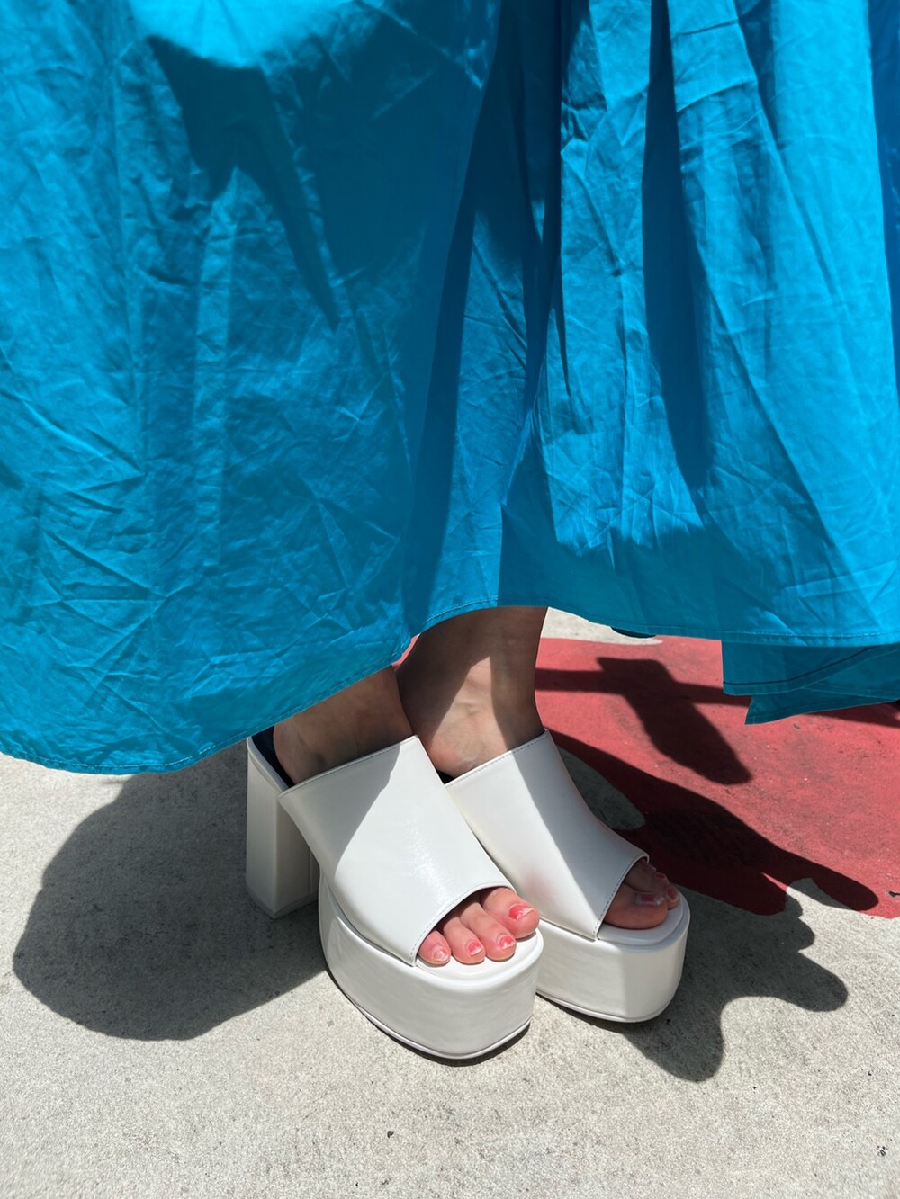 グリーン系のワンピース、ホワイト系のサンダルを着用したレディースの夏コーディネートの8枚目の写真