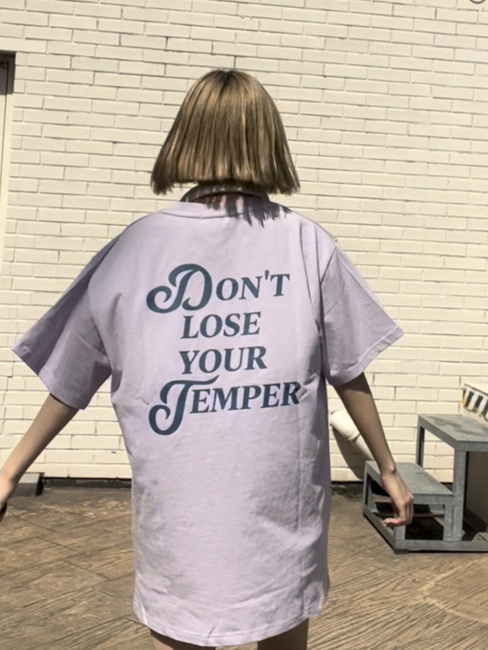 パープル系のTシャツ/カットソー、ブラック系のブーツを着用したレディースの春コーディネートの3枚目の写真