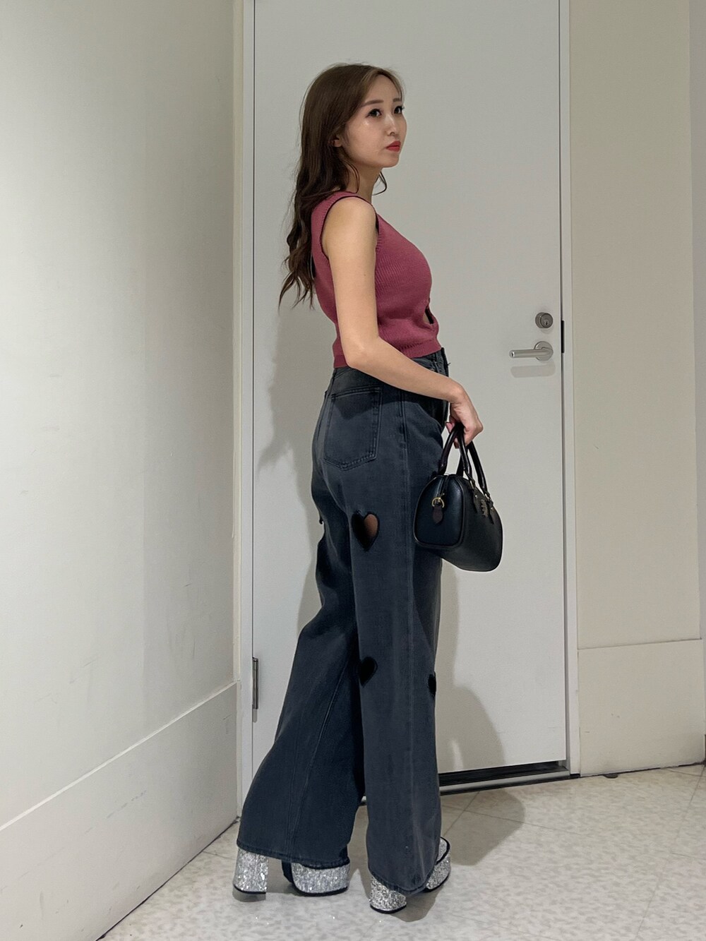 シルバー系のサンダル、ブラック系のデニムパンツ、その他のショルダーバッグを着用したレディースの夏コーディネートの4枚目の写真