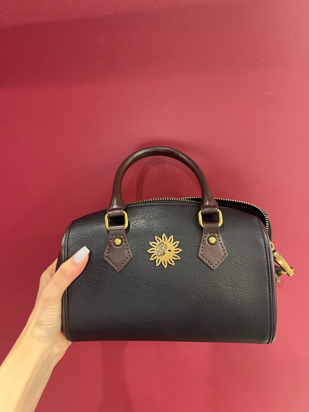 その他のショルダーバッグ、シルバー系のサンダル、その他のワンピースを着用したレディースの夏コーディネートの8枚目の写真