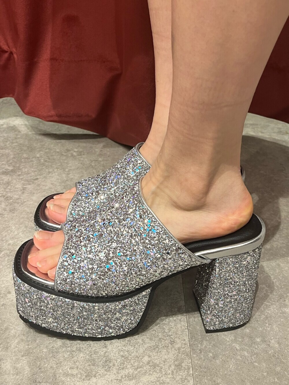その他のショルダーバッグ、シルバー系のサンダル、ブラック系のデニムパンツを着用したレディースの夏コーディネートの7枚目の写真