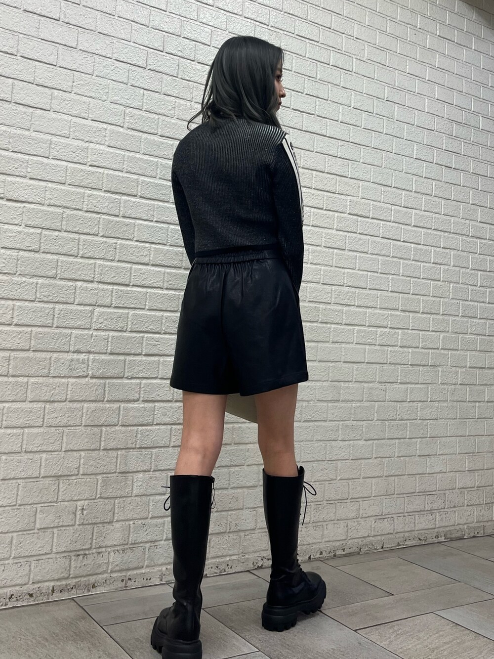 ベージュ系のその他パンツ、ブラック系のブーツ、ブラック系のショルダーバッグを着用したレディースの冬コーディネートの7枚目の写真