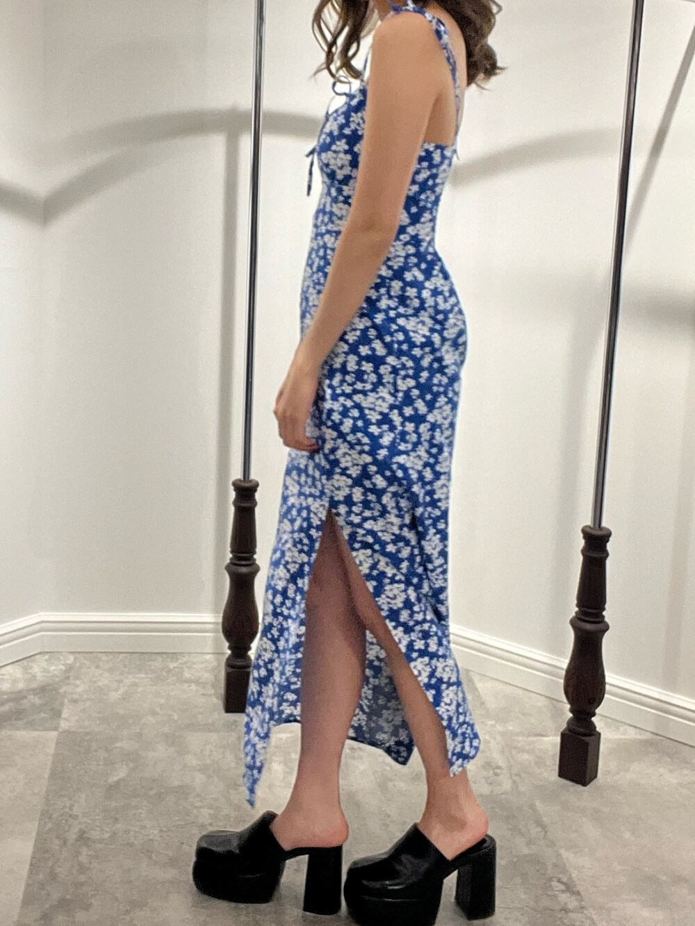 ブルー系のワンピース、ホワイト系のサンダルを着用したレディースの春コーディネートの7枚目の写真