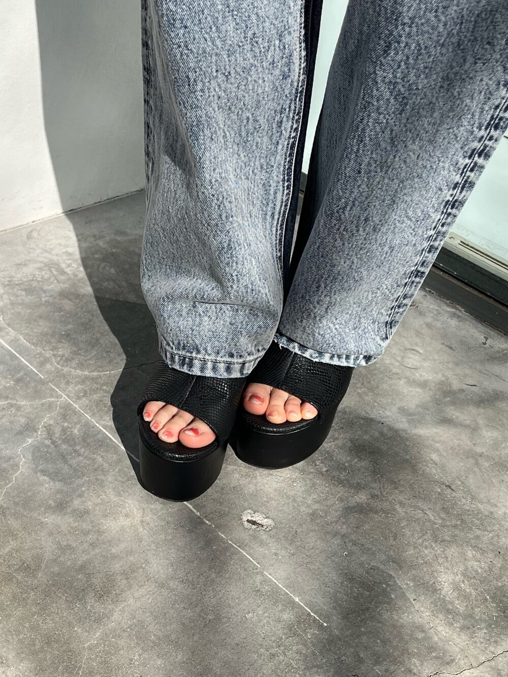 ブルー系のデニムパンツ、ブラック系のTシャツ/カットソーを着用したレディースの春コーディネートの7枚目の写真