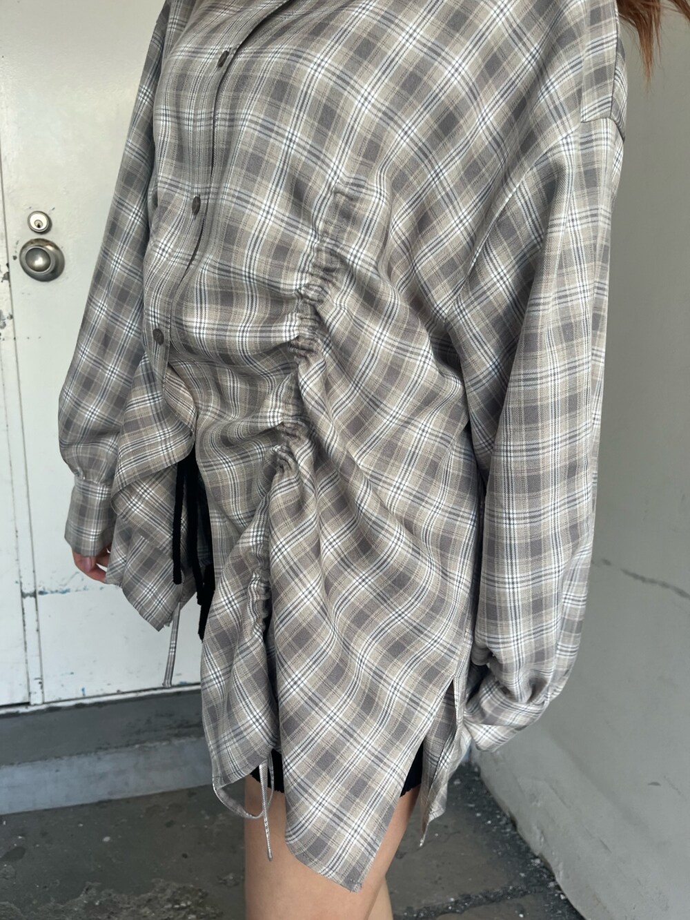 グレー系のシャツ/ブラウス、ピンク系のスニーカー、ブラック系のその他パンツを着用したレディースの冬コーディネートの4枚目の写真
