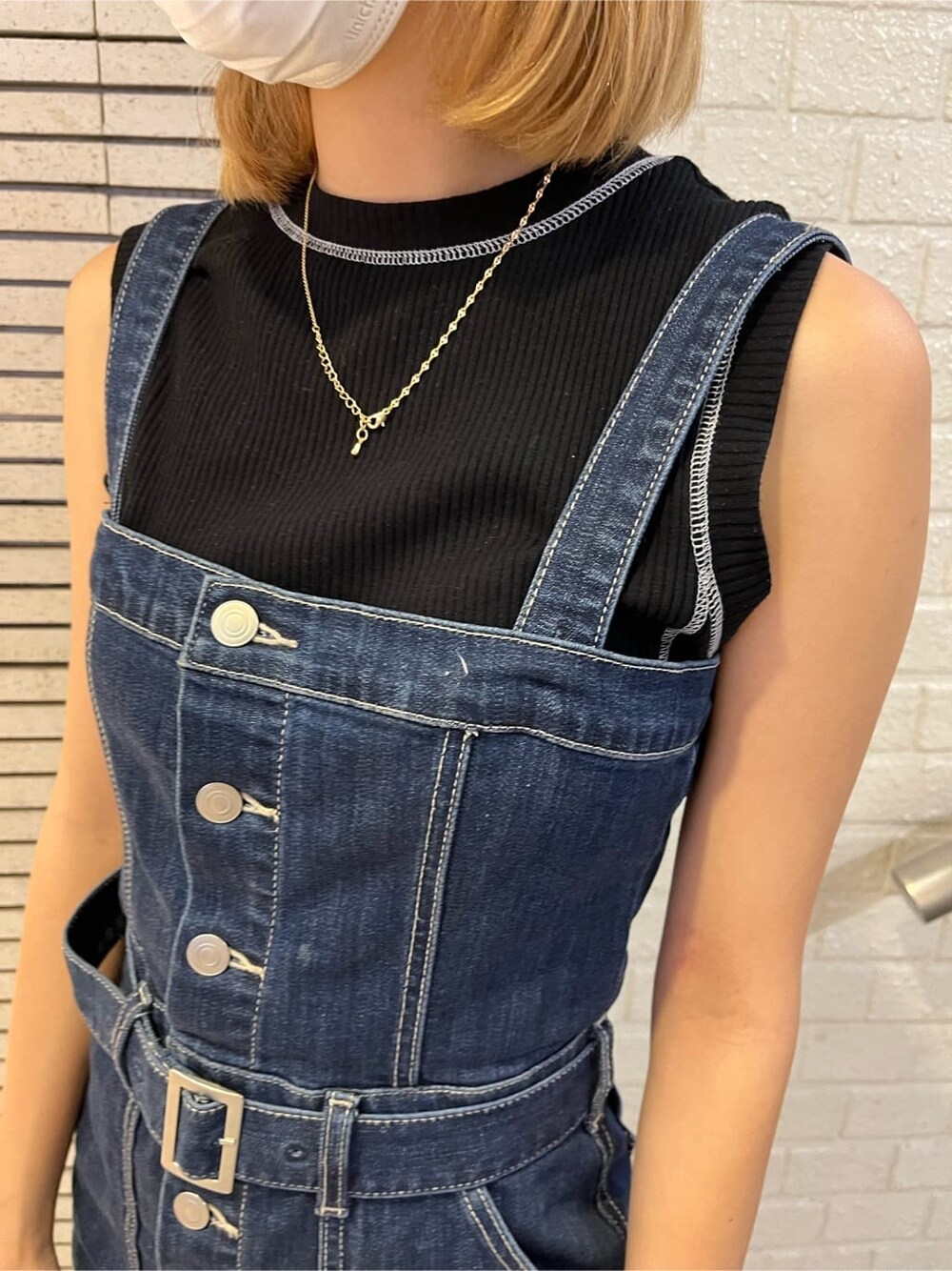 ブルー系のジャンパースカート、その他のサンダル、ブラック系のTシャツ/カットソーを着用したレディースの夏コーディネートの3枚目の写真