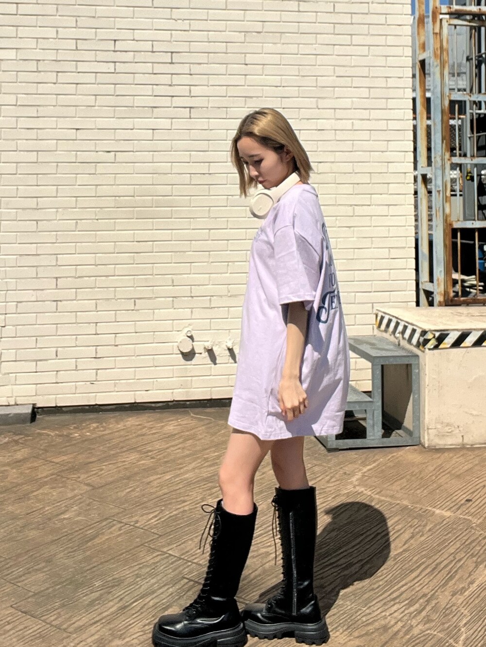 パープル系のTシャツ/カットソー、ブラック系のブーツを着用したレディースの春コーディネートの5枚目の写真