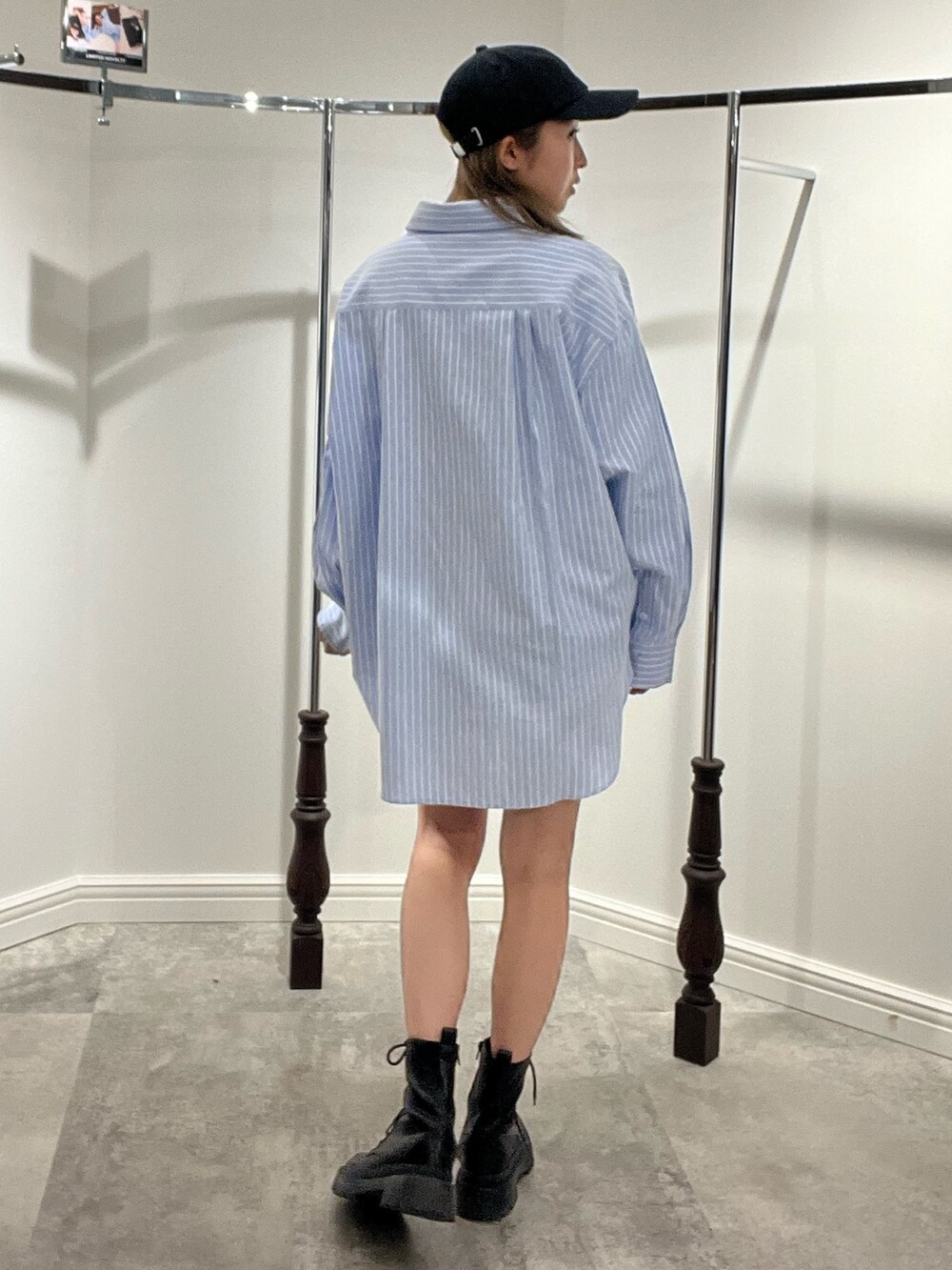 ホワイト系のシャツ/ブラウス、シルバー系のブーツを着用したレディースの春コーディネートの4枚目の写真