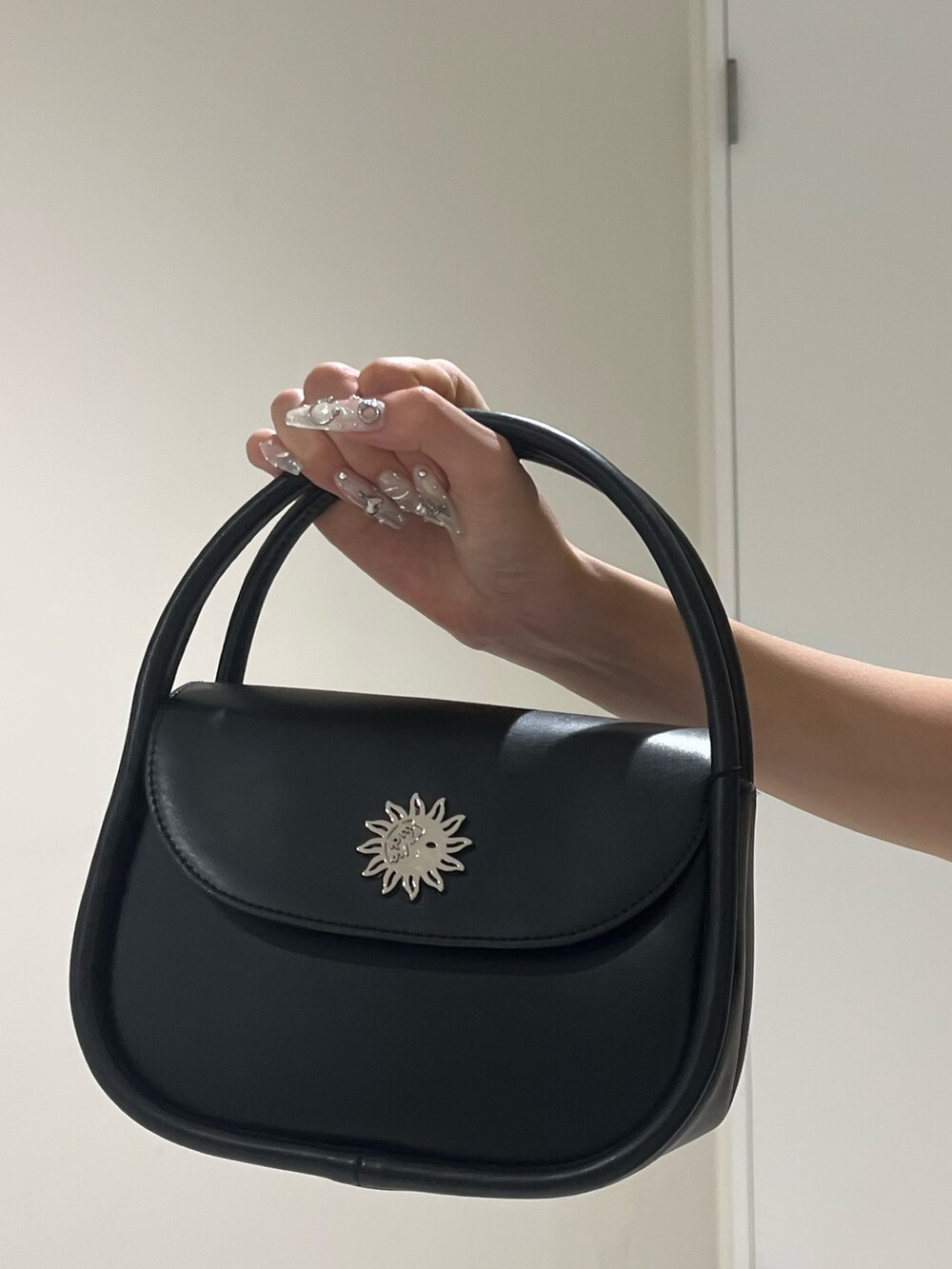 グレー系のスカート、レッド系のキャミソール、ブラック系のハンドバッグを着用したレディースの夏コーディネートの7枚目の写真