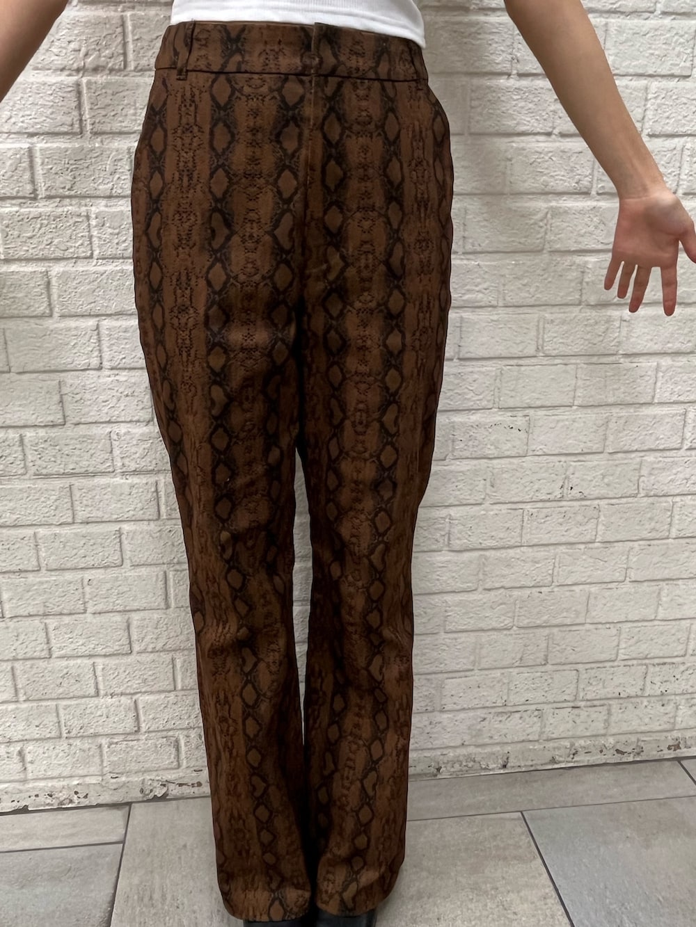 ホワイト系のキャミソール、ブラウン系のその他パンツ、ホワイト系のシャツ/ブラウスを着用したレディースの夏コーディネートの5枚目の写真