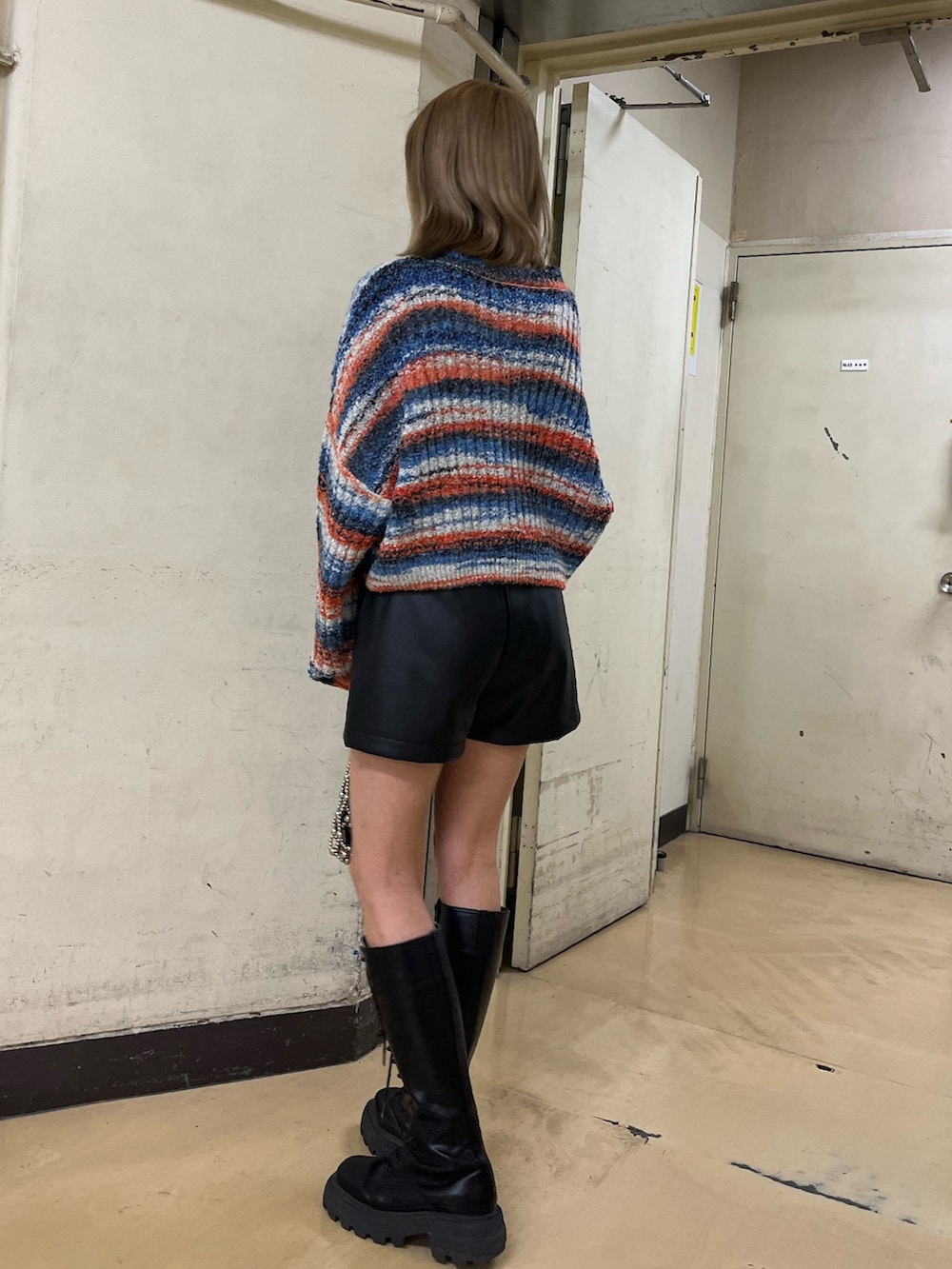 ベージュ系のその他パンツ、ブラック系のブーツ、ブラック系のベルトを着用したレディースの冬コーディネートの3枚目の写真