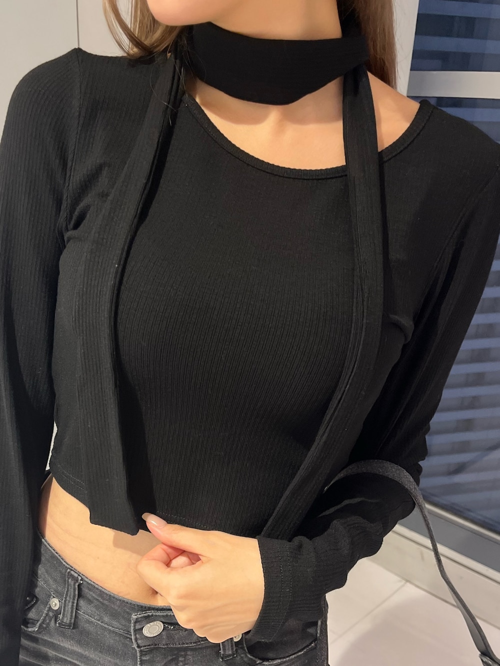 ブラック系のその他パンツ、ブラック系のブルゾン、ブラック系のTシャツ/カットソーを着用したレディースの秋コーディネートの8枚目の写真