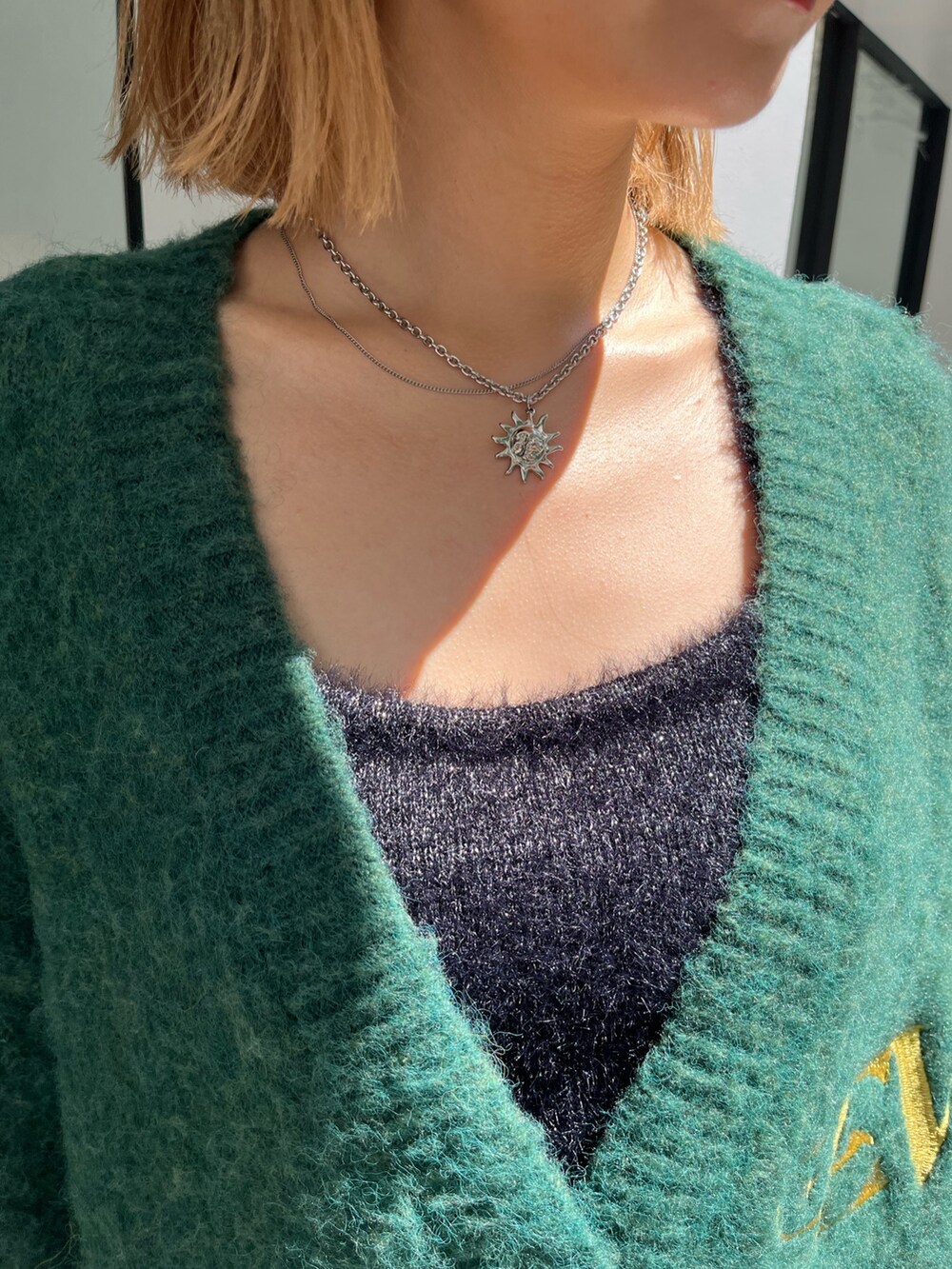 ブラック系のブーツ、ブラック系のショルダーバッグ、グリーン系のカーディガン/ボレロを着用したレディースの秋コーディネートの9枚目の写真