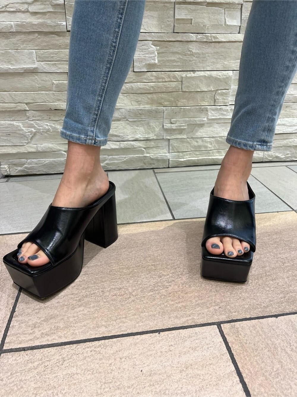 イエロー系のシャツ/ブラウス、ブラック系のサンダル、ブルー系のデニムパンツを着用したレディースの夏コーディネートの6枚目の写真