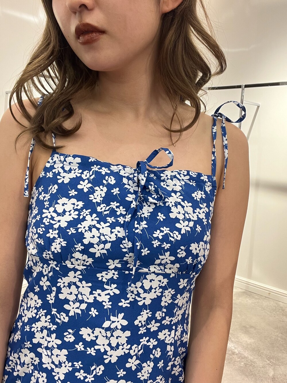 ブルー系のワンピース、ホワイト系のサンダルを着用したレディースの春コーディネートの4枚目の写真