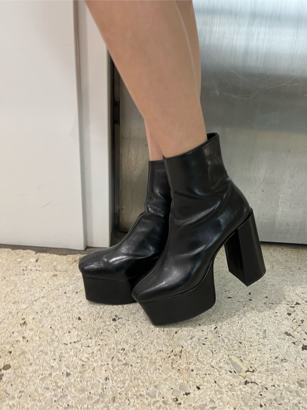 グリーン系のブルゾン、ブラック系のその他パンツ、ブラック系のハンドバッグを着用したレディースの秋コーディネートの8枚目の写真