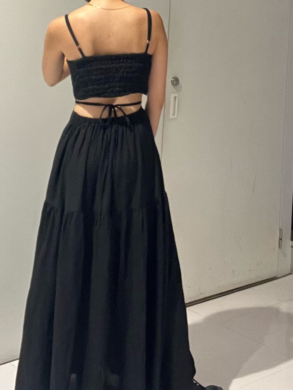 ブラック系のワンピース、シルバー系のブーツを着用したレディースの夏コーディネートの7枚目の写真