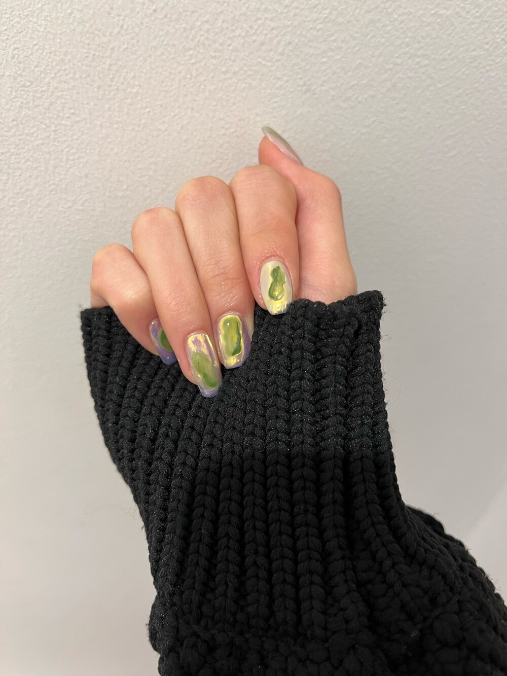 ピンク系のデニムパンツ、ブラック系のニット/セーター、ブルー系のショルダーバッグを着用したレディースの冬コーディネートの3枚目の写真