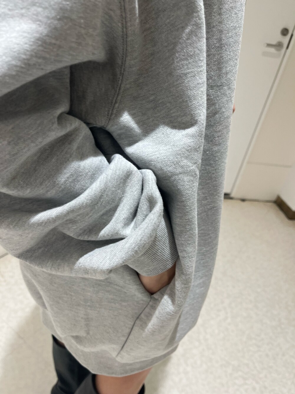 ブラック系のブーツ、ブラウン系のハンドバッグ、グレー系のスウェットを着用したレディースの春コーディネートの7枚目の写真