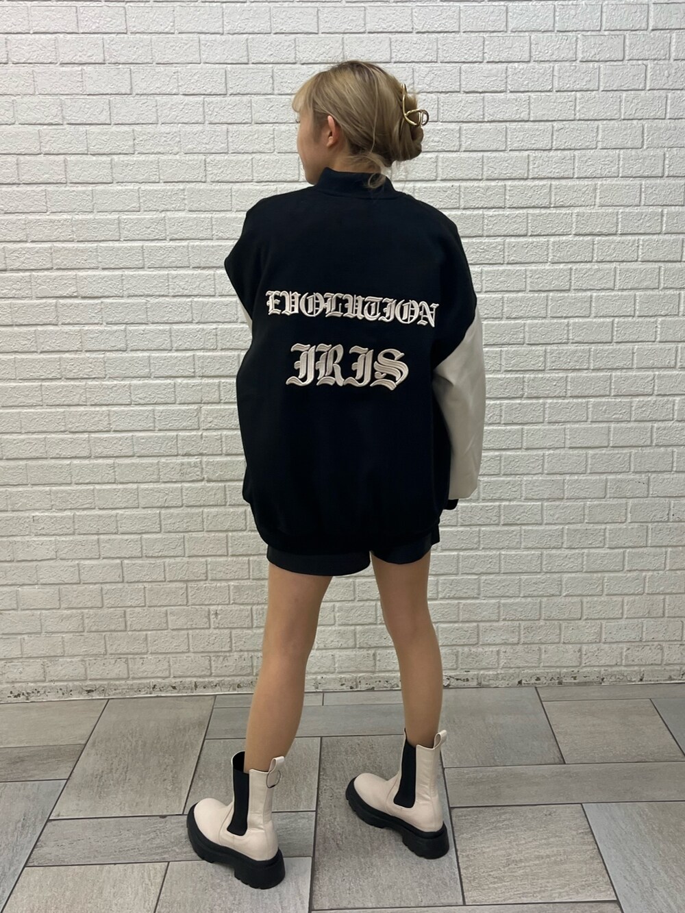 その他のスタジャン、ホワイト系のブーツ、ブラック系のその他パンツを着用したレディースの冬コーディネートの5枚目の写真