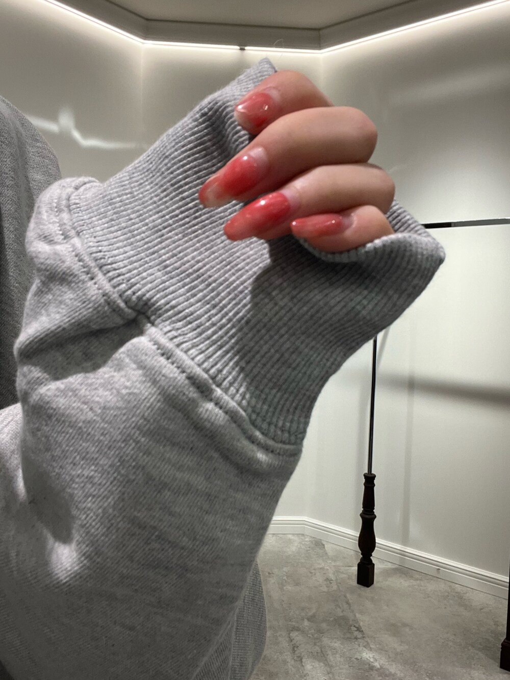 ホワイト系のシャツ/ブラウス、ホワイト系のスウェット、シルバー系のブーツを着用したレディースの春コーディネートの8枚目の写真