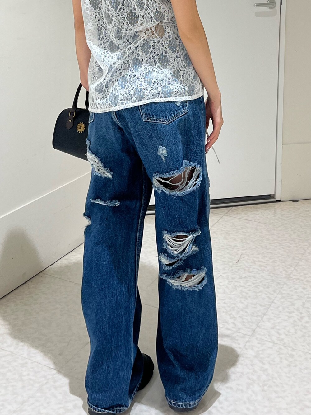 ホワイト系のシャツ/ブラウス、その他のショルダーバッグ、ブルー系のデニムパンツを着用したレディースの春コーディネートの7枚目の写真