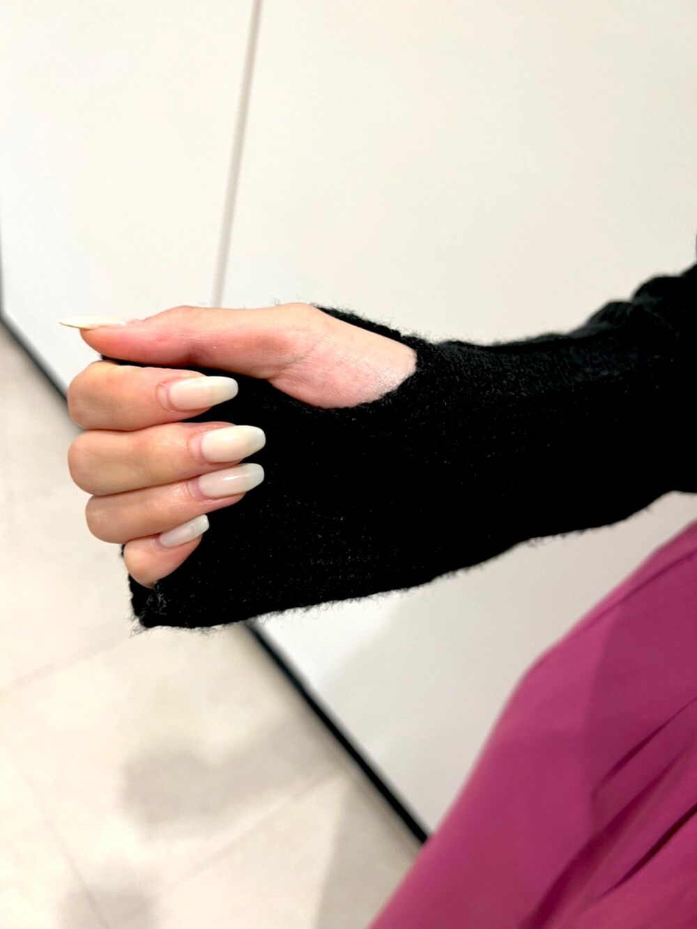 ブラック系のニット/セーター、パープル系のスラックス、ブラック系のハンドバッグを着用したレディースの秋コーディネートの3枚目の写真