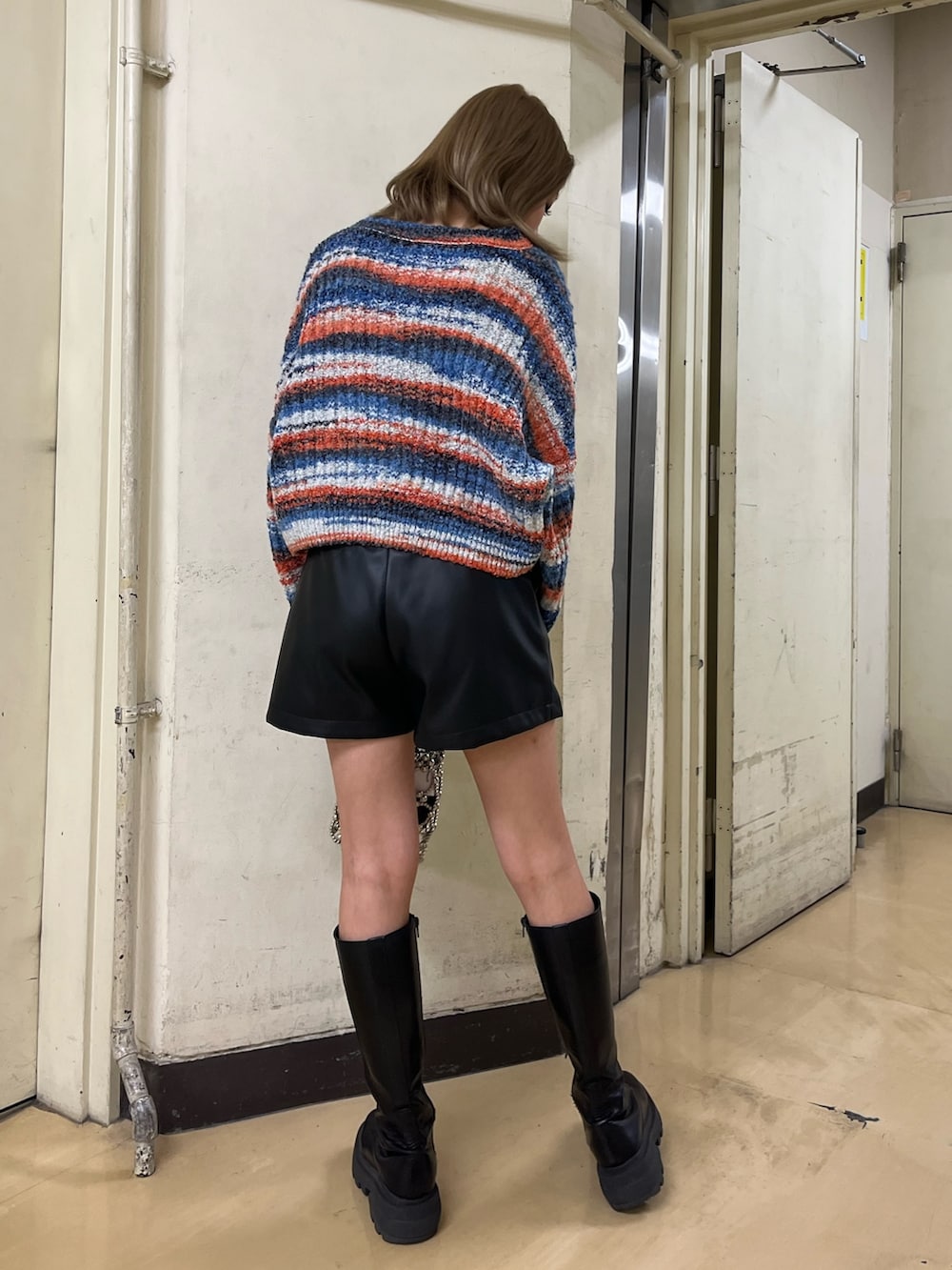 ベージュ系のその他パンツ、ブラック系のブーツ、ブラック系のベルトを着用したレディースの冬コーディネートの4枚目の写真