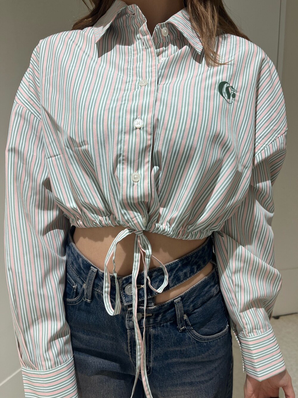 ブルー系のシャツ/ブラウス、ブルー系のデニムパンツ、ブラック系のブーツを着用したレディースの春コーディネートの7枚目の写真