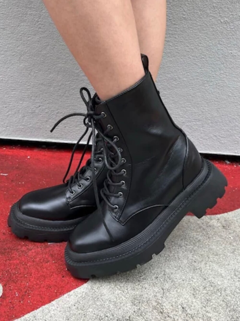 ブラック系のショルダーバッグ、ホワイト系のブーツ、ホワイト系のスウェットを着用したレディースの秋コーディネートの8枚目の写真