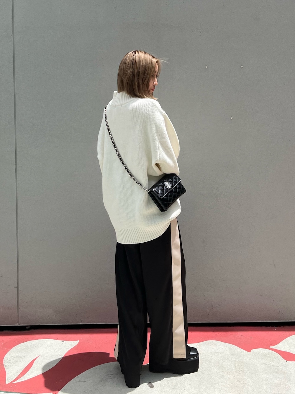 ブラック系のその他パンツ、ブラック系のブーツ、ブラック系のショルダーバッグを着用したレディースの夏コーディネートの4枚目の写真