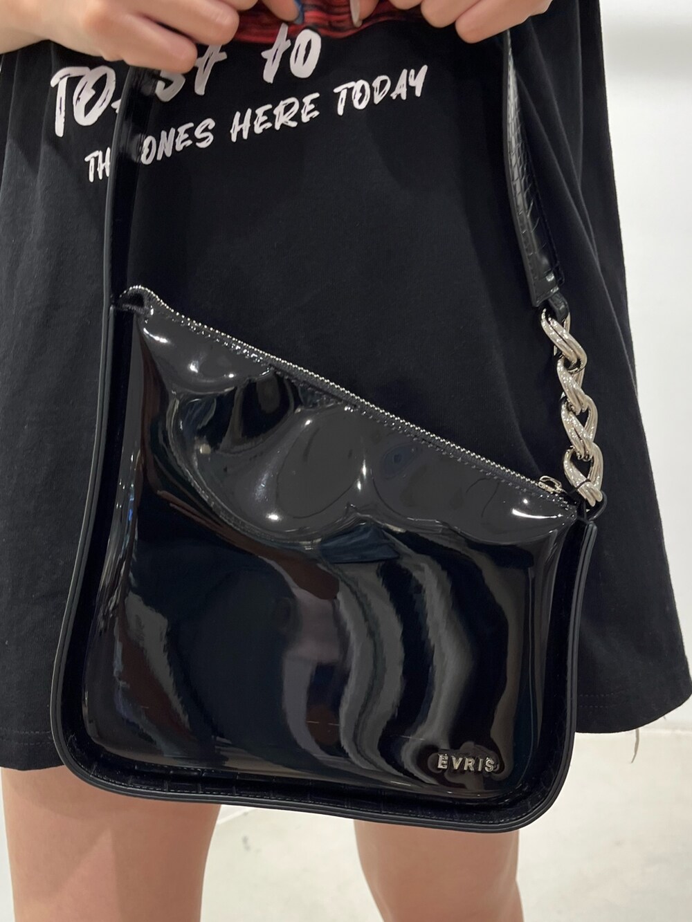 ブラック系のサンダル、ホワイト系のハンドバッグ、ホワイト系のTシャツ/カットソーを着用したレディースの夏コーディネートの7枚目の写真