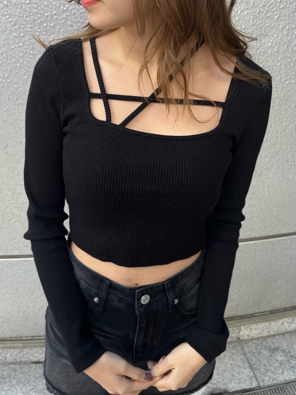 ブラック系のブーツ、ブラック系のTシャツ/カットソー、ブラック系のデニムスカートを着用したレディースの冬コーディネートの4枚目の写真