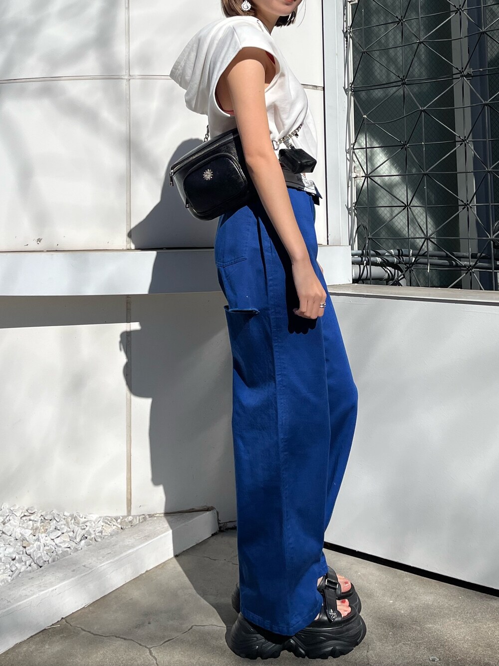 ブルー系のその他パンツ、ホワイト系のサンダル、ホワイト系のスウェットを着用したレディースの春コーディネートの2枚目の写真