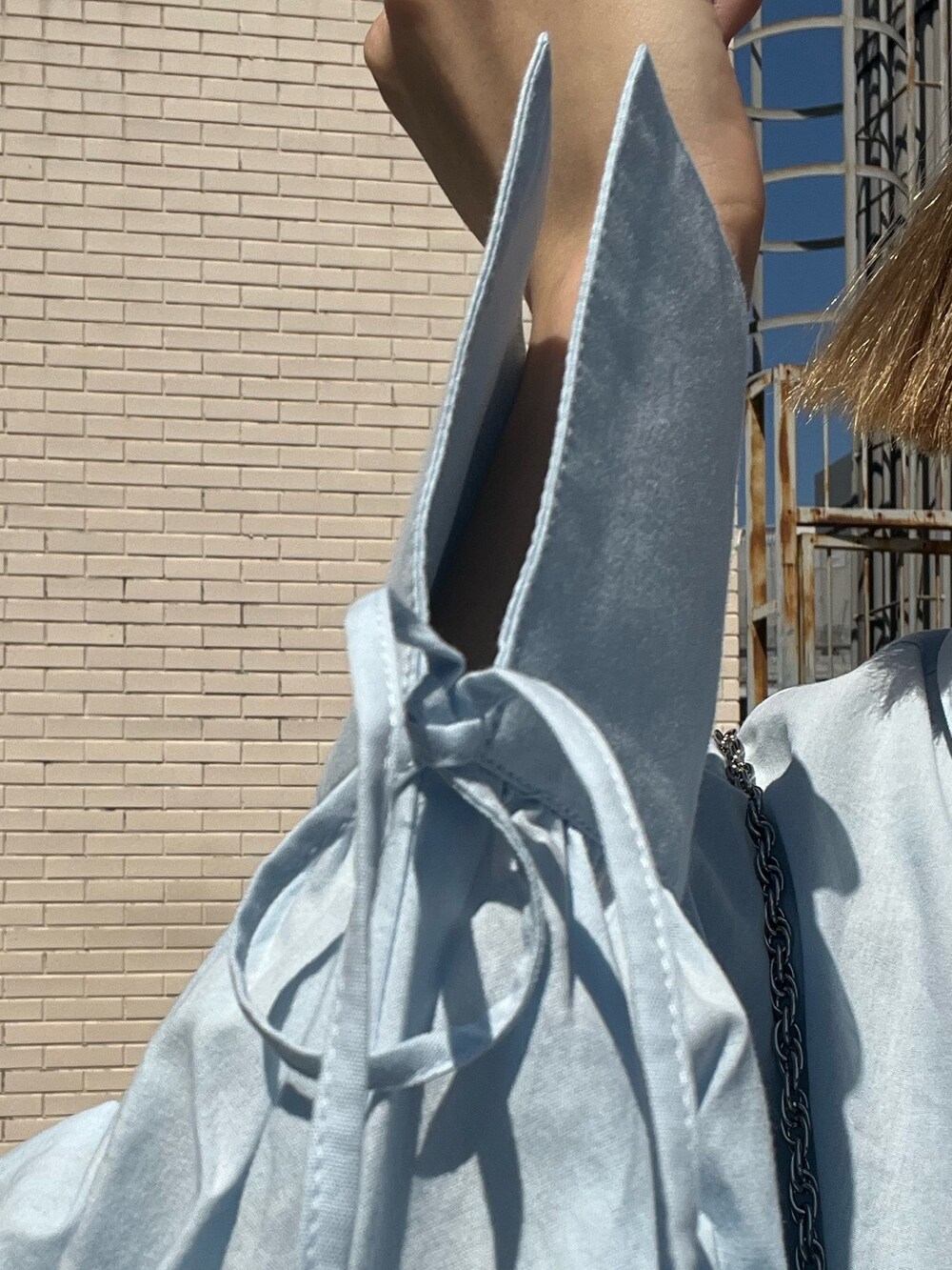 ブラック系のショルダーバッグ、その他のシャツ/ブラウス、ブラック系のブーツを着用したレディースの春コーディネートの6枚目の写真