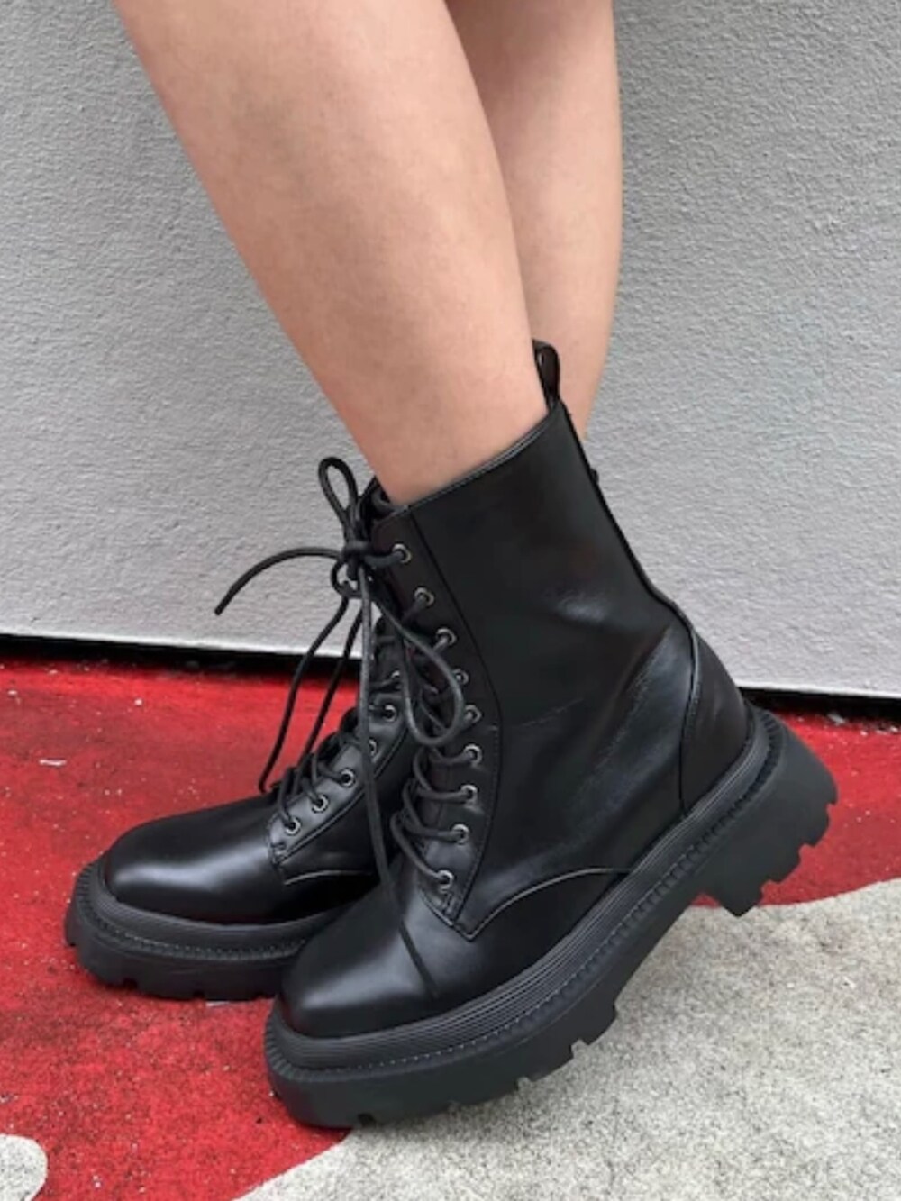 ピンク系のカーディガン/ボレロ、ブルー系のデニムパンツ、ホワイト系のブーツを着用したレディースの秋コーディネートの7枚目の写真