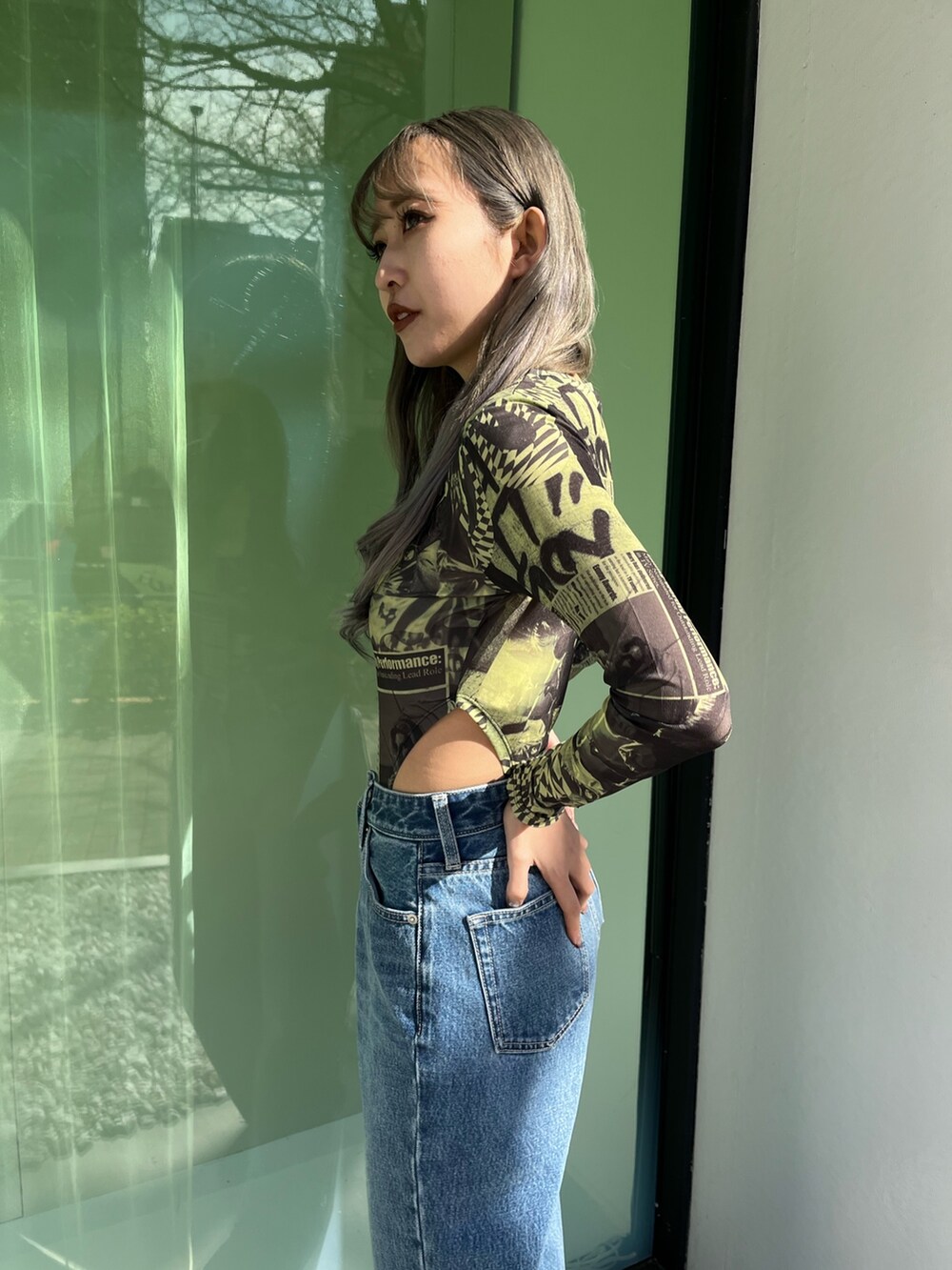 シルバー系のブーツ、ブルー系のデニムパンツ、イエロー系のTシャツ/カットソーを着用したレディースの冬コーディネートの3枚目の写真