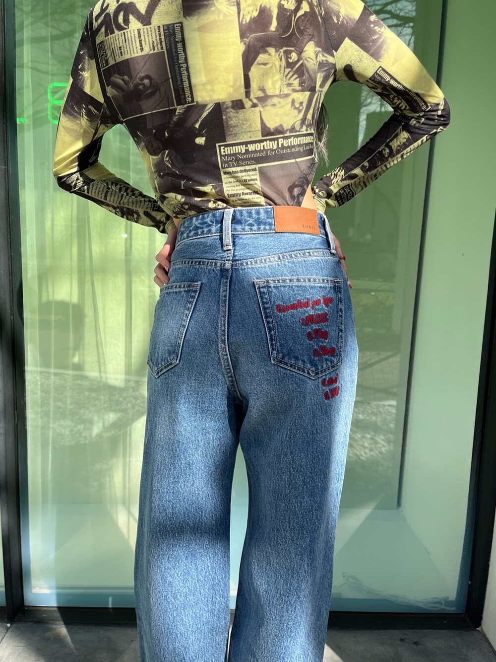 シルバー系のブーツ、ブルー系のデニムパンツ、イエロー系のTシャツ/カットソーを着用したレディースの冬コーディネートの5枚目の写真