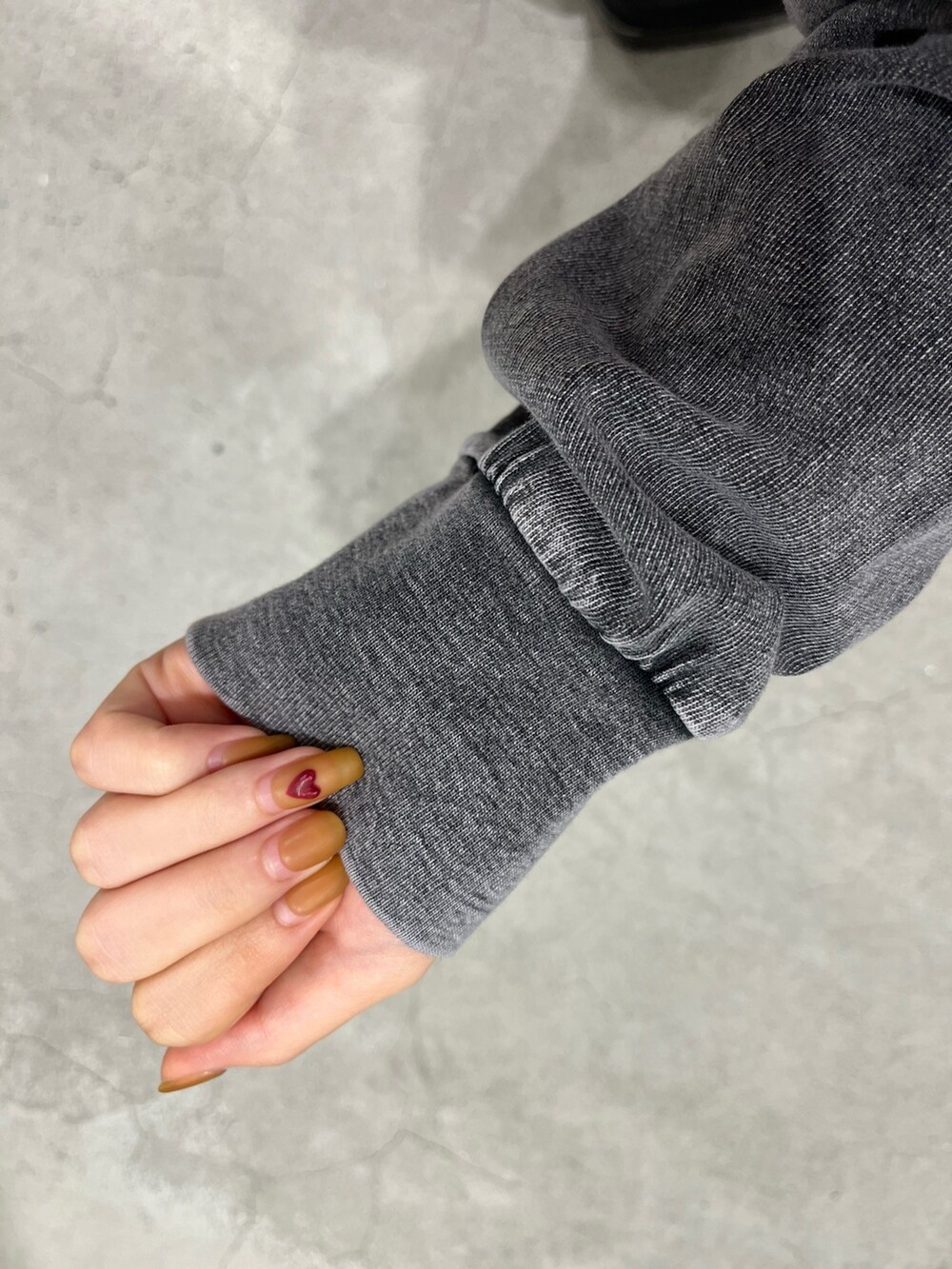 ブラック系のブルゾン、グレー系のTシャツ/カットソー、ブラック系のブーツを着用したレディースの冬コーディネートの6枚目の写真