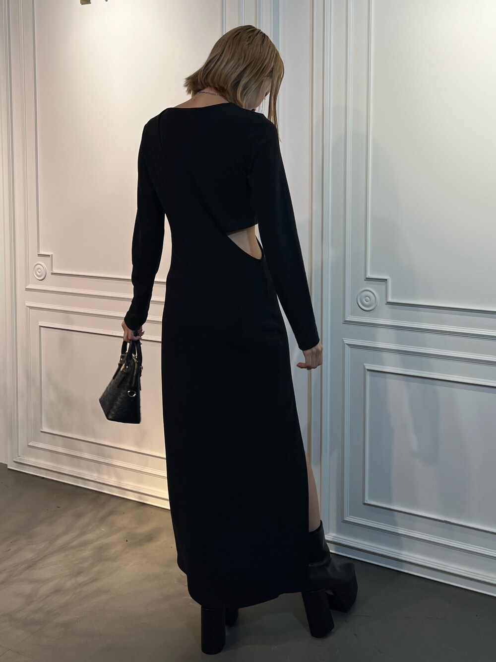 ブラック系のワンピースを着用したレディースの秋コーディネートの3枚目の写真