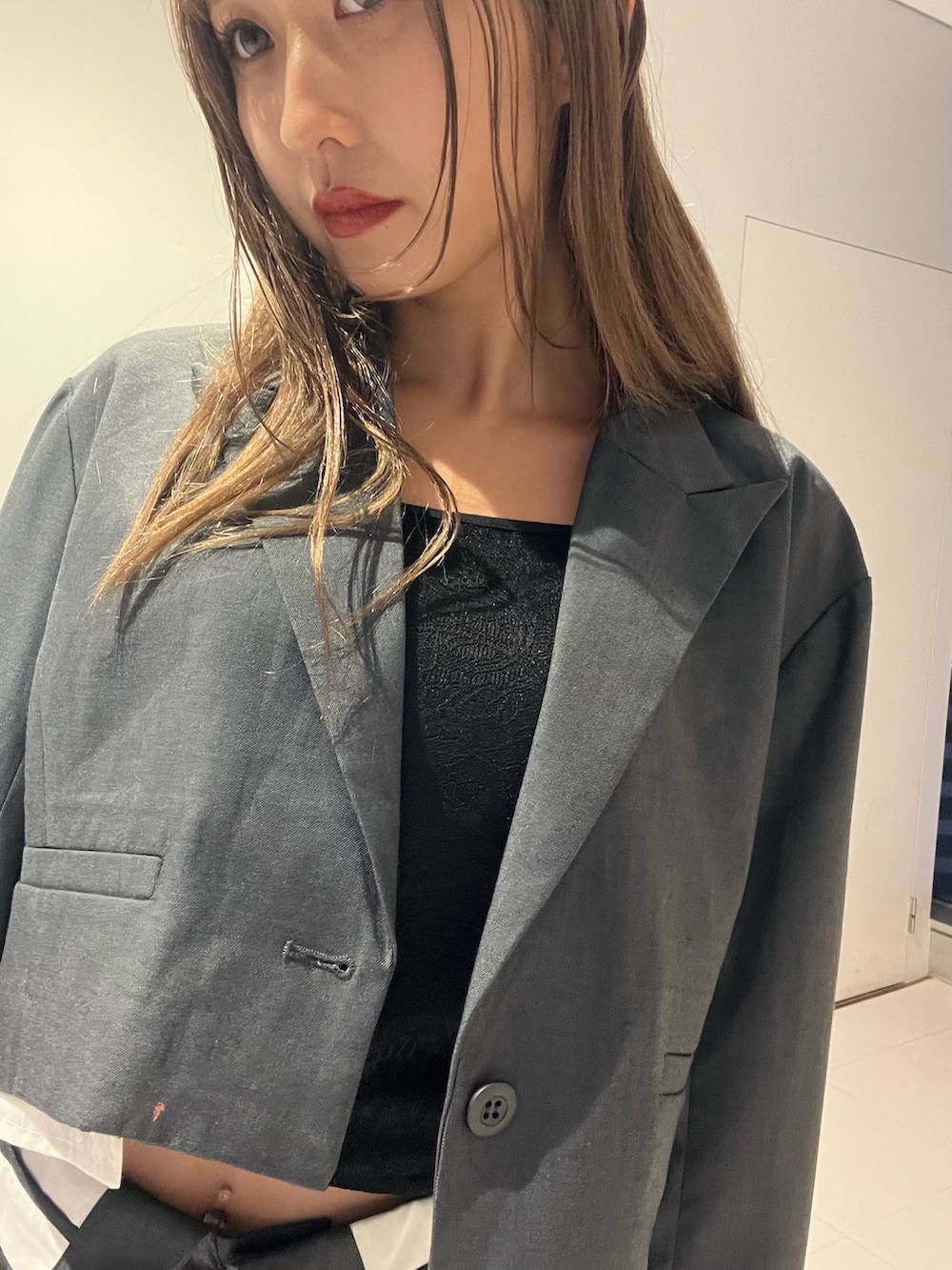 グレー系のテーラードジャケット、ブラック系のTシャツ/カットソー、グレー系のその他パンツを着用したレディースの秋コーディネートの6枚目の写真