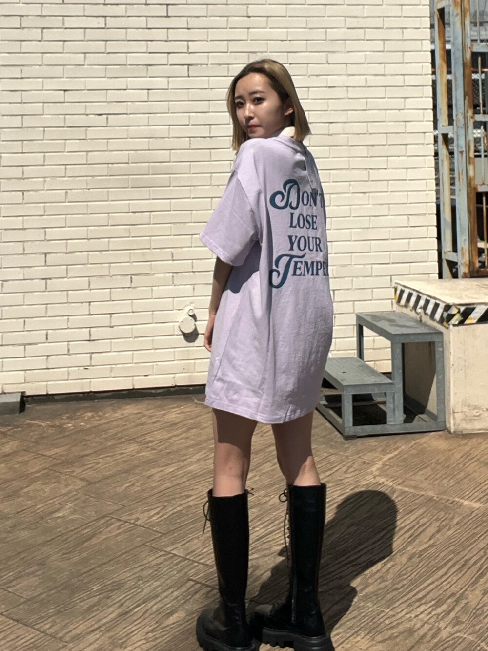 パープル系のTシャツ/カットソー、ブラック系のブーツを着用したレディースの春コーディネートの4枚目の写真