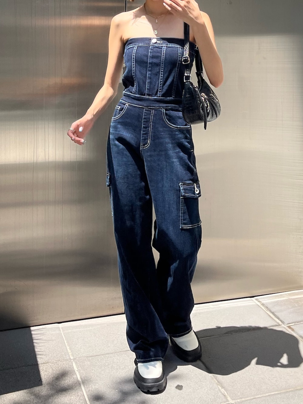 ホワイト系のブーツ、ブルー系のつなぎ/オールインワン、ブラック系のサングラスを着用したレディースの夏コーディネートの5枚目の写真