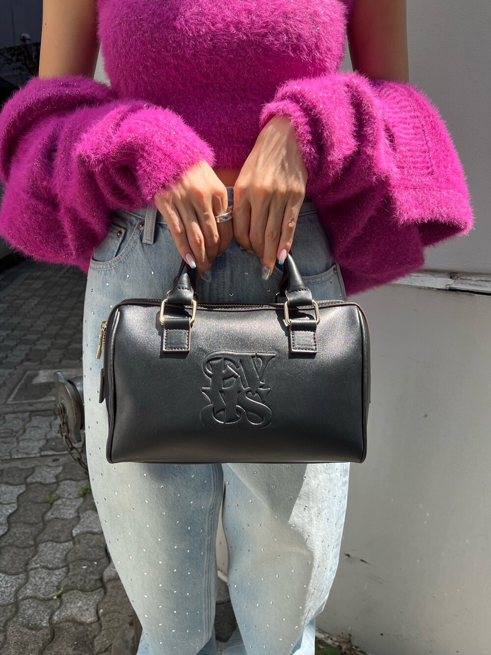 ピンク系のカーディガン/ボレロ、ブルー系のデニムパンツ、ホワイト系のブーツを着用したレディースの秋コーディネートの5枚目の写真