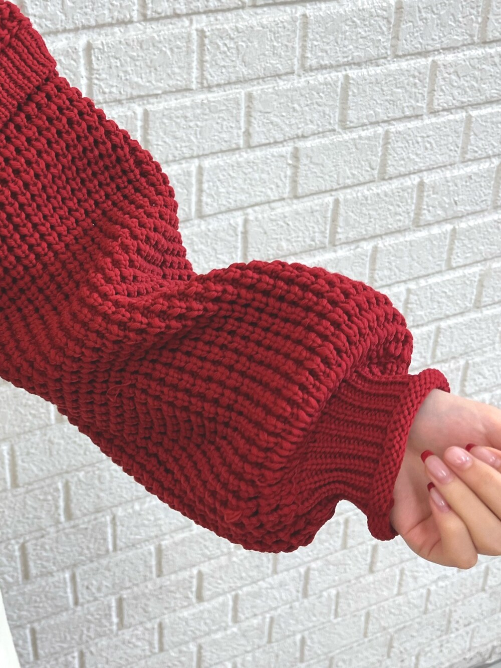 ブラック系のブーツ、ホワイト系のダウンジャケット/コート、ブラック系のショルダーバッグを着用したレディースの冬コーディネートの4枚目の写真